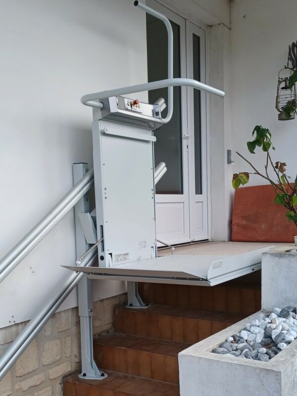 Pose d'une plateforme oblique monte-escalier dans le Calvados