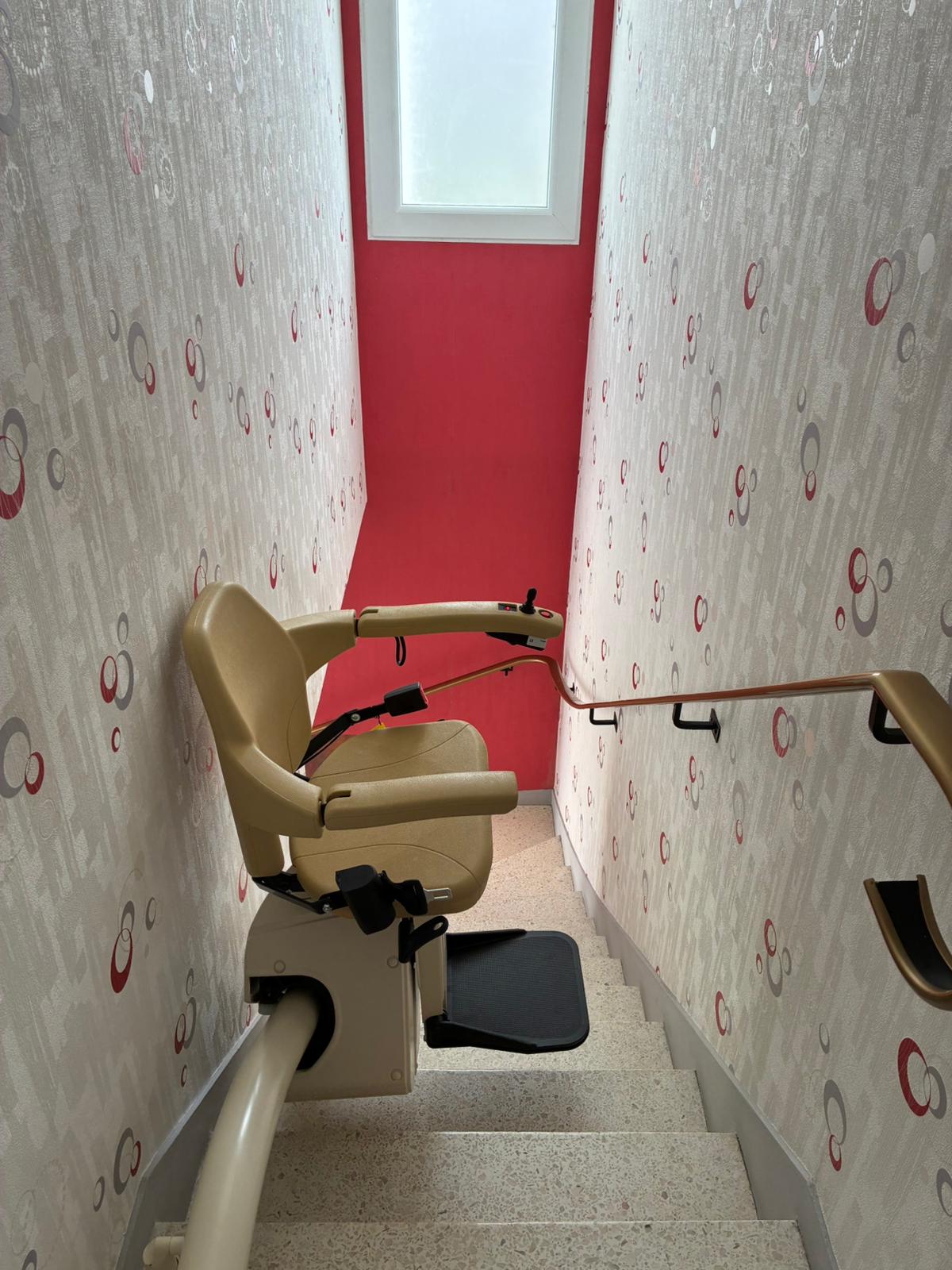 Monte-escalier monorail HANDICARE, fauteuil Classic beige au Havre (76)