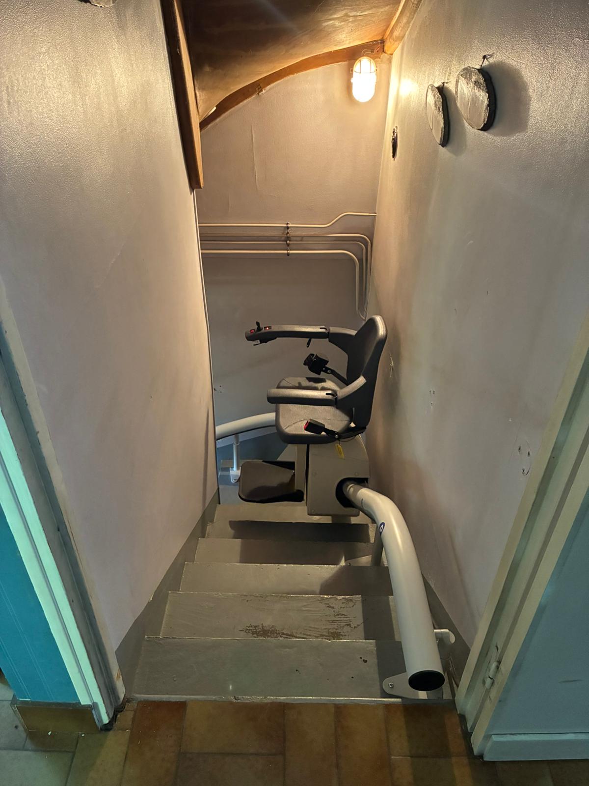 Monte-escalier monorail HANDICARE, fauteuil Classic à St Romain de Colbosc (76)