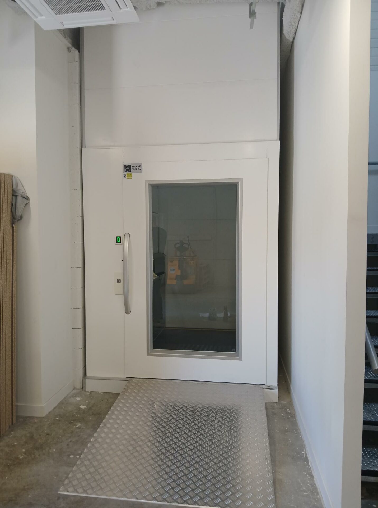 Élévateur A4 Mille CIBES installé dans un magasin de Tourville la Rivière (76)